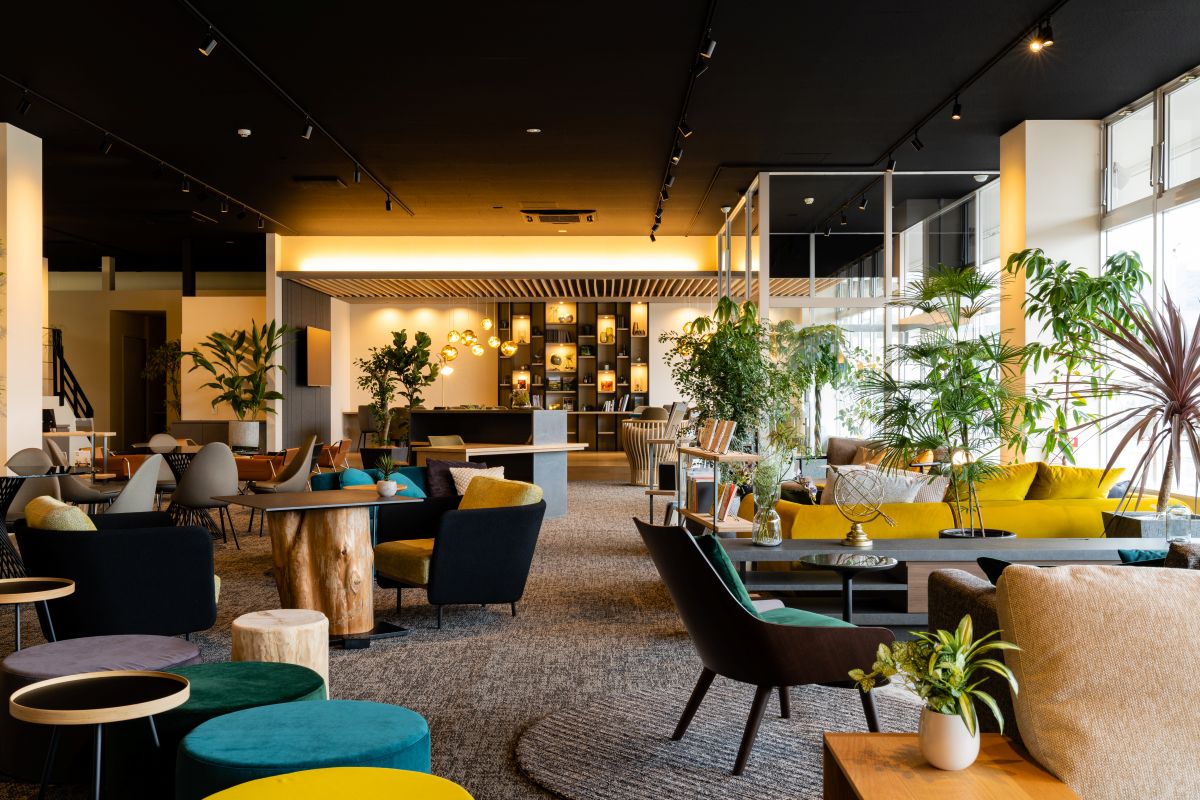 南陽市赤湯のイオンタウン南陽内にある ciel Green Lounge の家具展示スペース。ソファやテーブルが落ち着いた照明の下に並ぶ