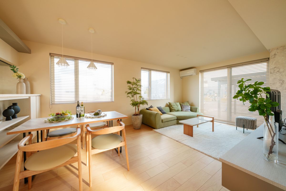南陽市で建てた高断熱住宅のリビング・ダイニング。冬の柔らかい日差しが入り、暖房の効いた穏やかな室内