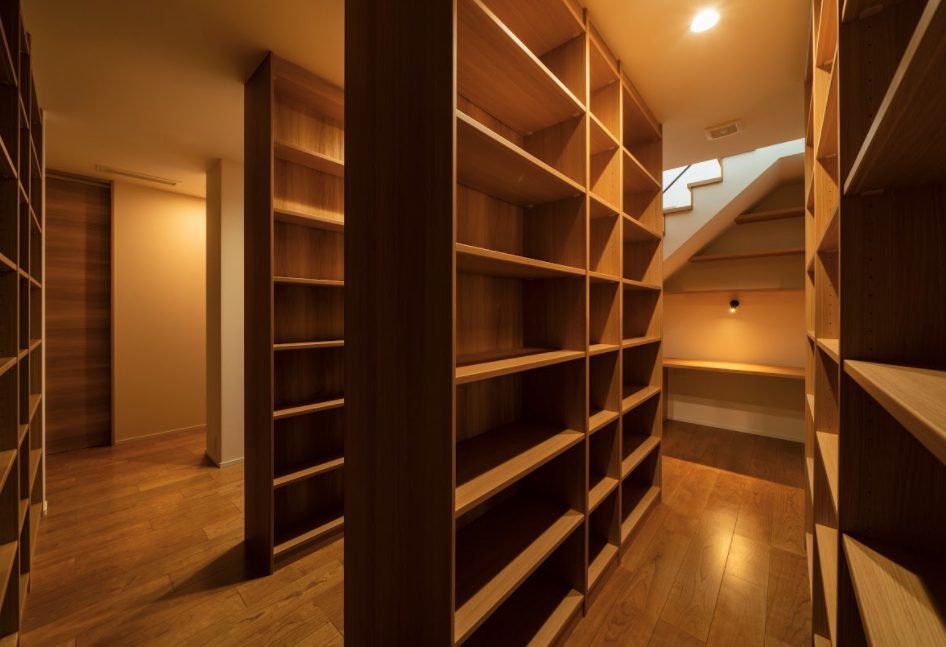 図書館のような本棚が並ぶ部屋