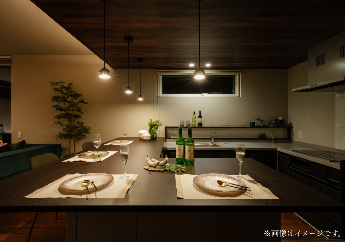山形市落合町のシエルホームデザイン見学会物件。木目調天井とペンダントライトが美しいコの字型キッチン。
