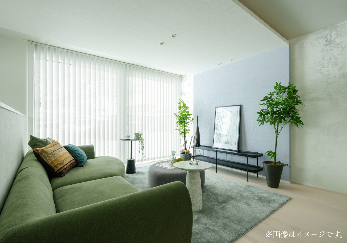 シエルホームデザインの山形市落合町見学会住宅。明るい光が差し込むモダンなリビングインテリア。