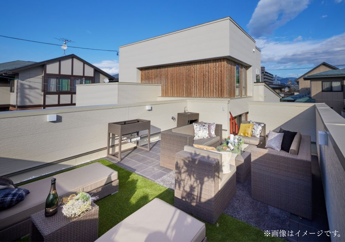 シエルホームデザインの山形市落合町見学会住宅。ソファーを置いて寛げる開放的な屋上テラス。
