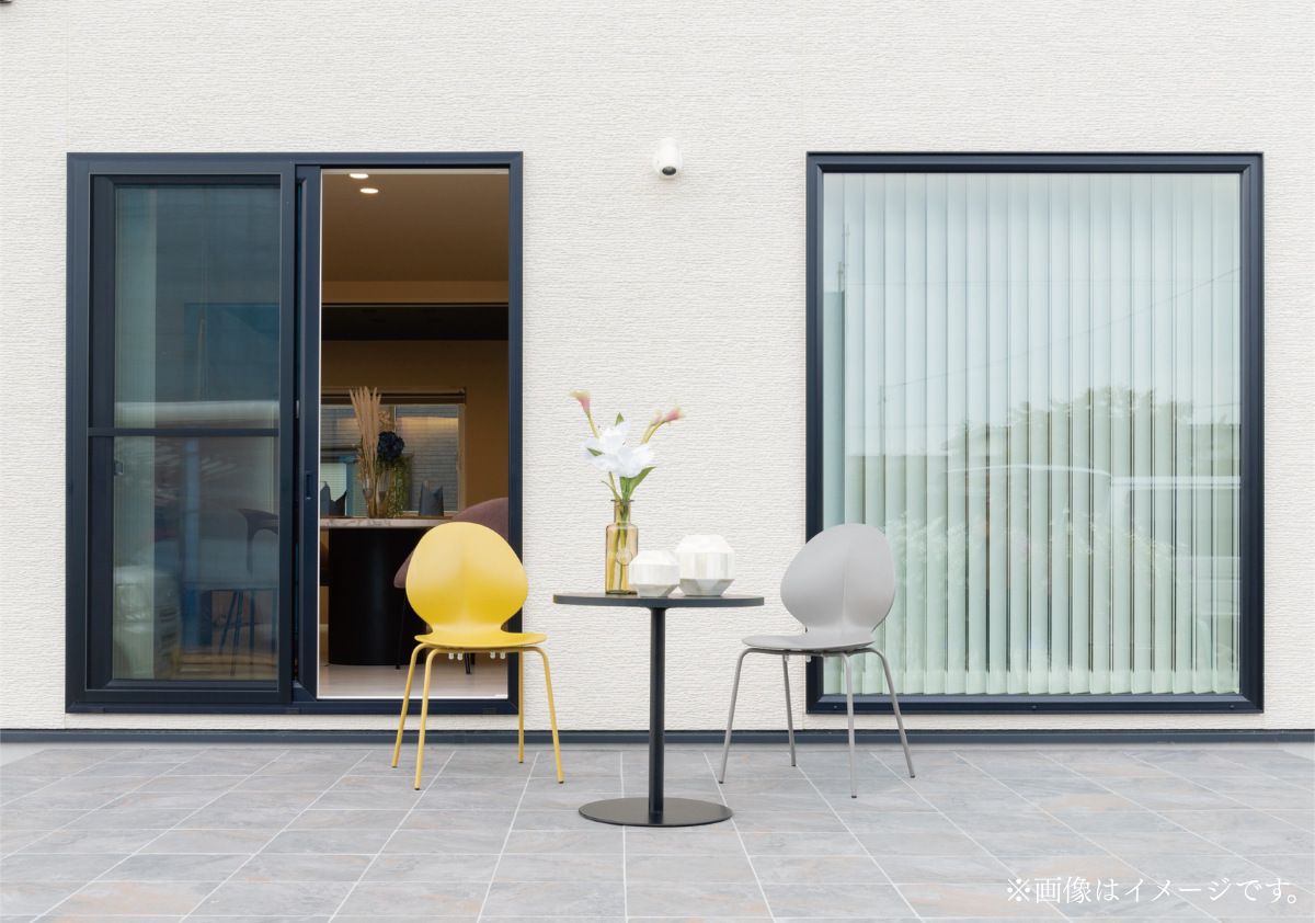 シエルホームデザイン山形市落合町見学会のタイルテラス。リビングとつながる大開口窓のあるアウトドアリビング。