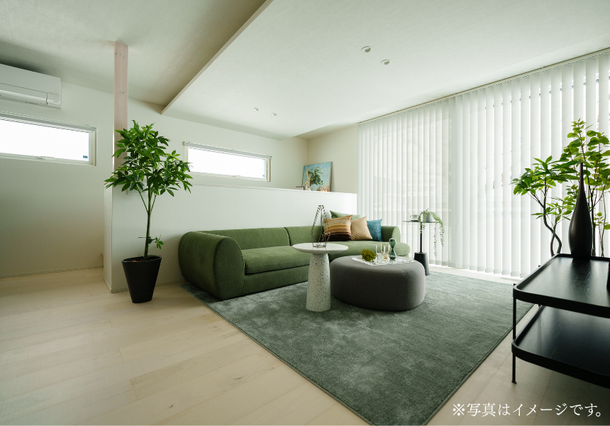 街に閉じ、空に開く2階リビングを感じるLDKの内観