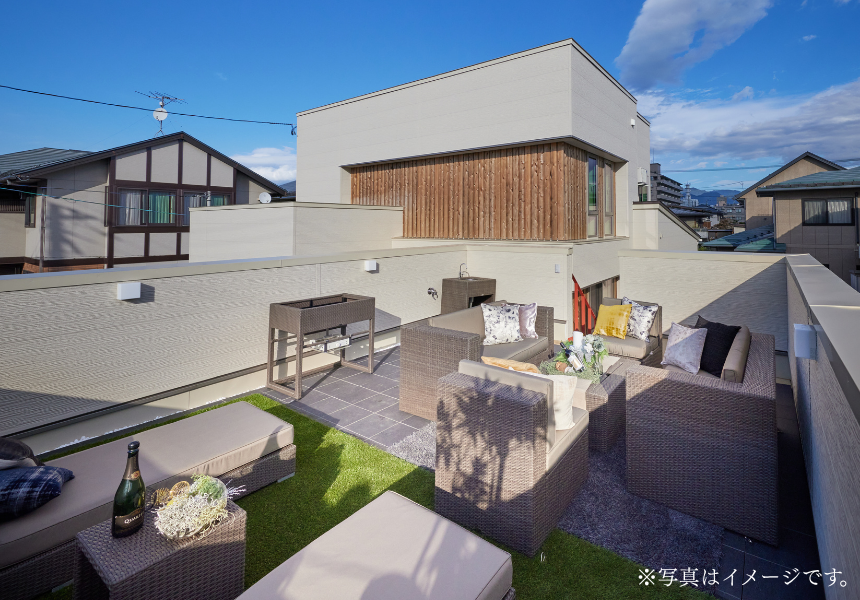 内と外が繋がる大空間の屋上庭園