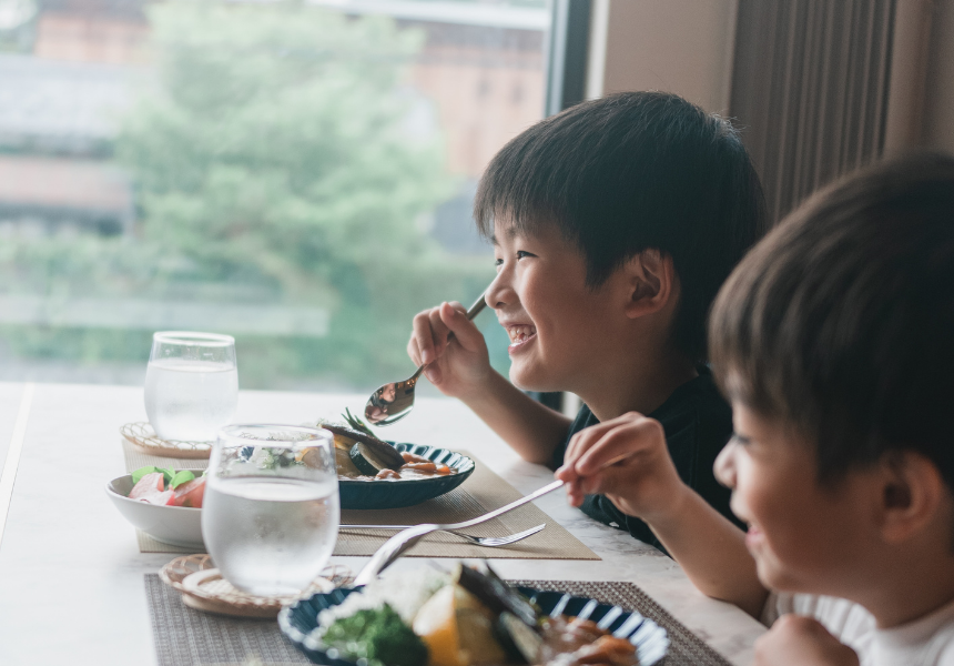 屋上に飾られたグリーンと季節の花