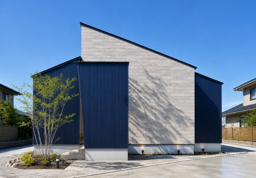 仙台市小松島の完成邸見学会・片流れ屋根とネイビーのガルバリウム鋼板、グレー外壁の住宅外観