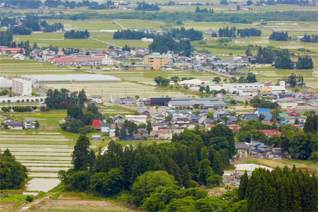 飯豊連峰を望む山形県飯豊町の風景。豪雪地である東北の自然環境を活かした立地
