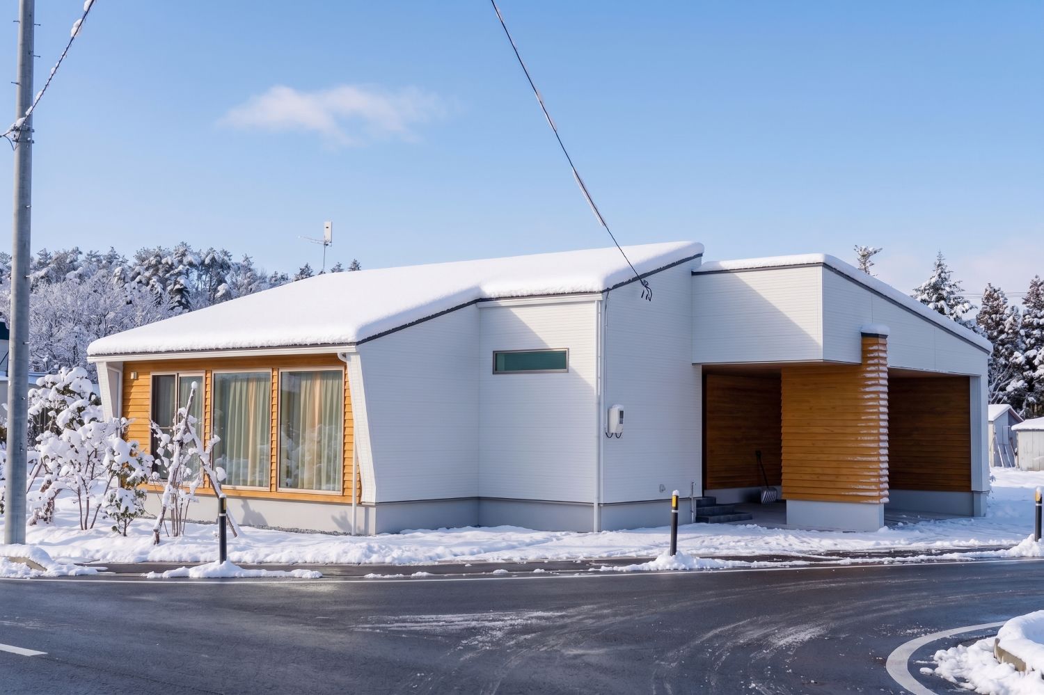 屋根に雪が積もった東北の平屋の外観。積雪荷重を前提に構造を検討する雪国の家づくり
